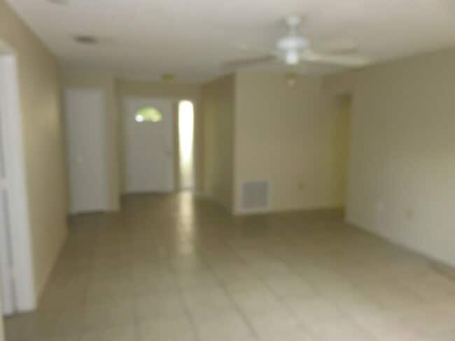 Building Photo - Open and bright 2/2 with garage