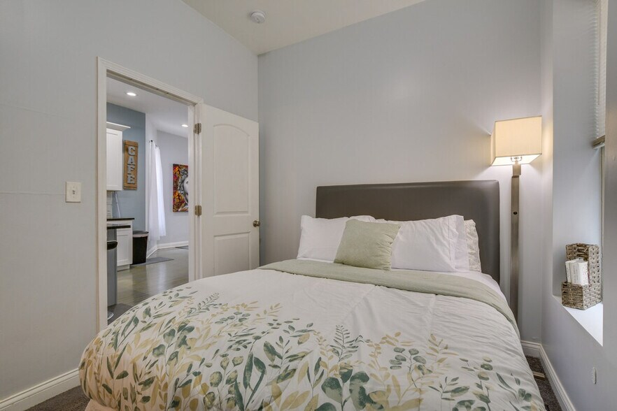 Building Photo - 4904 W Fulton St