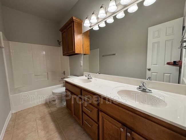 Building Photo - 528 North Willow Pl W