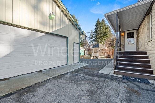 Building Photo - South Hill Charm