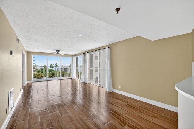 Building Photo - 3901 S Flagler Dr