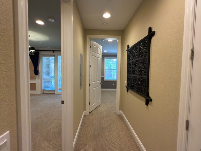 Building Photo - Modern 2BR/2BA Condo in Willow Glen Place Near Downtown San Jose. 2 Secured Parking Spots. Underg...