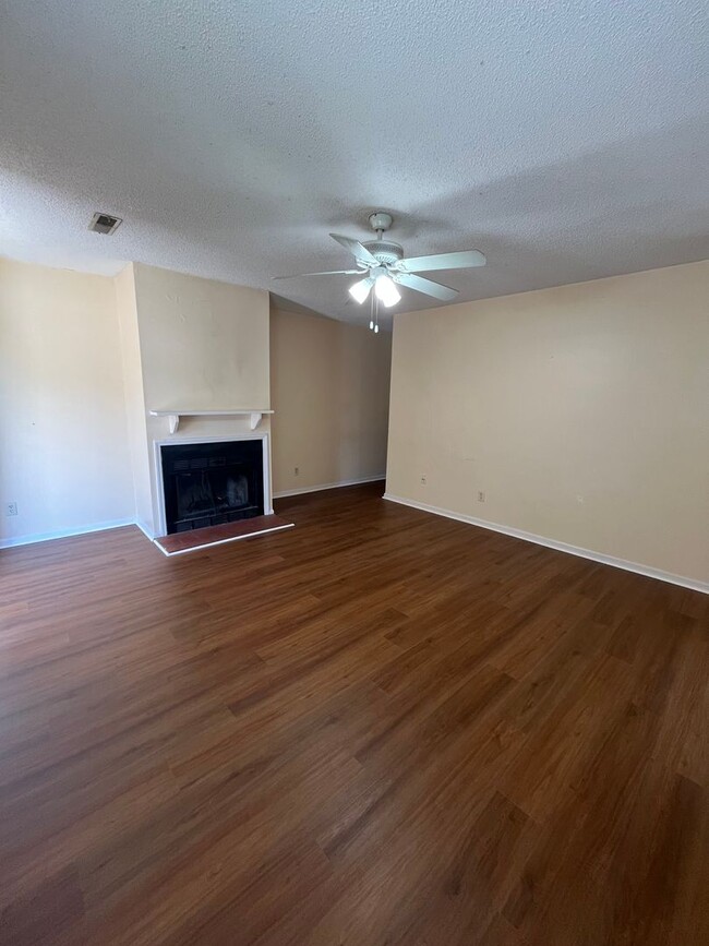 Building Photo - Charming 2 Bedroom