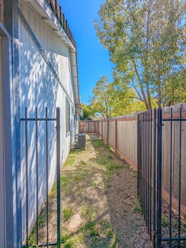 Building Photo - FANTASTIC COURT LOCATION  3BD / 2BTH SINGL...