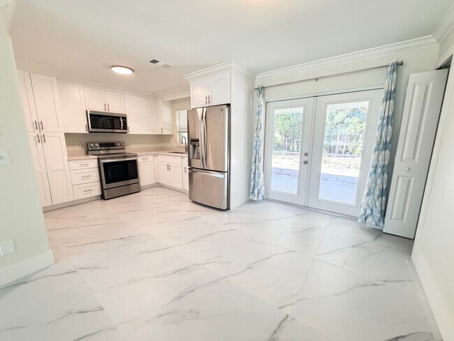 Building Photo - San Carlos Annual Rental 2/1 fully renovated and ready to move in