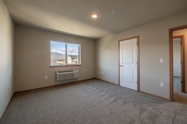 Building Photo - 3 Bedroom 2 Bath Apartment Pet Friendly!