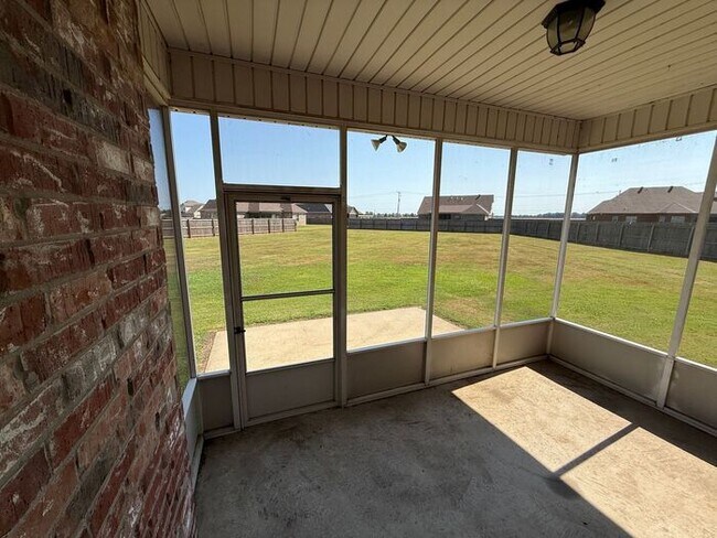 Building Photo - GORGEOUS HOME IN RUSTLING OAKS JUST MINUTES FROM MEMPHIS