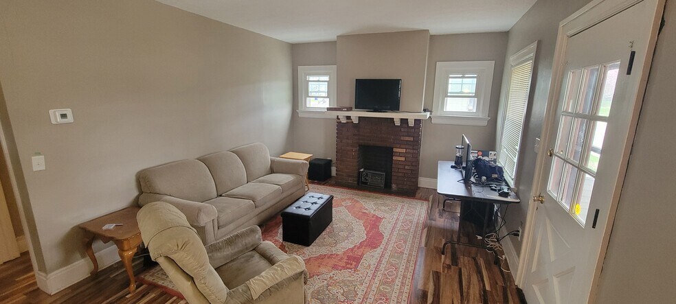 Building Photo - 900 E Stewart St