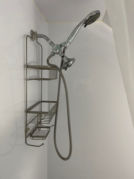 Shower/Tub - 1424 North Ave