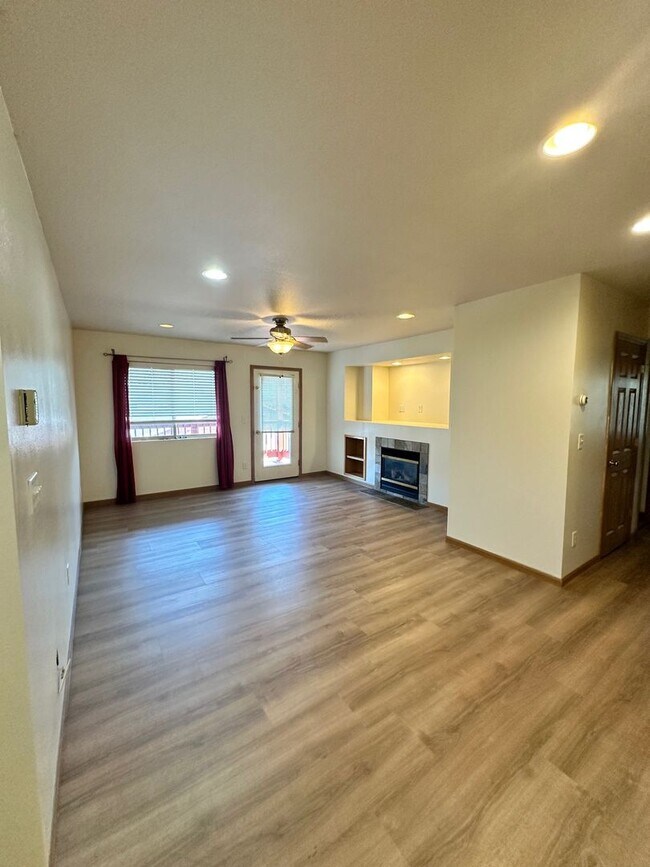 Building Photo - Lovely 2 bedroom 1.5 bath condo