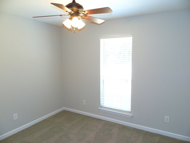 Building Photo - 1099 Maple Ridge Ct