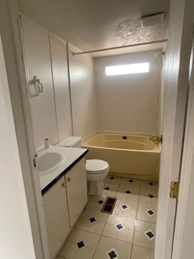 Building Photo - Price Reduction on this 2 Bedroom on Nice ...