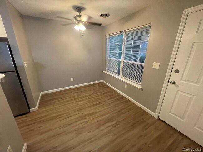 Building Photo - 1902 Rosewood Ct