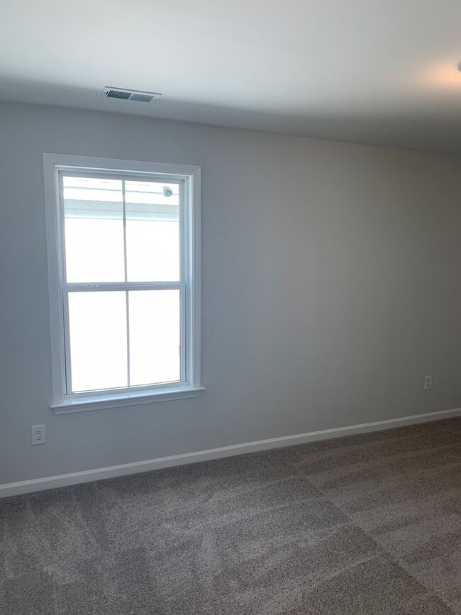 Building Photo - Modern Living in Windsor Hill