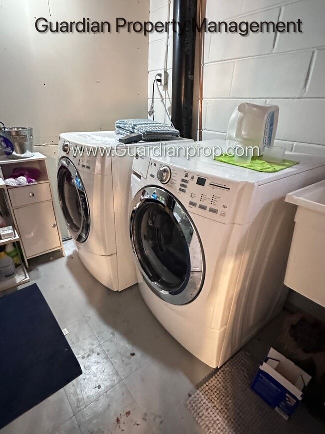 Building Photo - St Louis Park Single Family Home, Fenced In yard, Washer/Dryer, Fenced 1 Car Garage