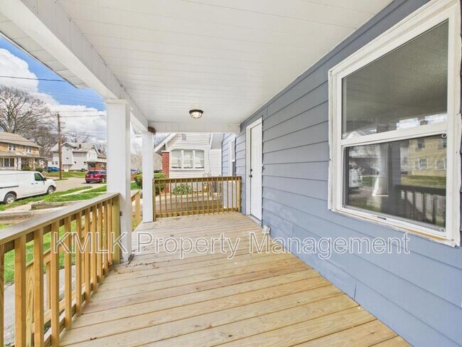 Building Photo - 575 Fernwood Dr