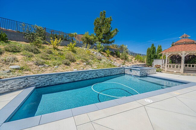 Building Photo - Single Story Pool Home for Rent in Palmdale.