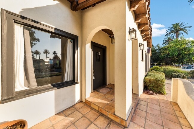 Building Photo - 2624 S Palm Grove Ave