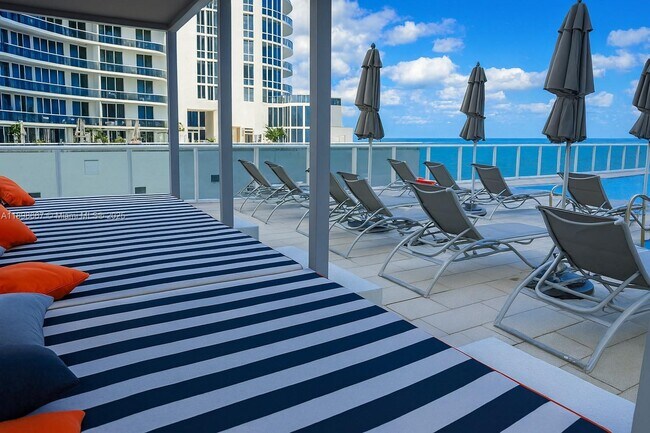 Building Photo - 15901 Collins Ave