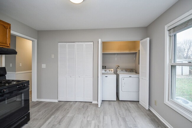 Building Photo - 94 W Elm Ave