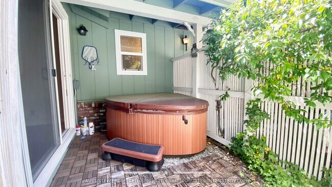 Building Photo - Lovely and RARE 3/2 single level home in O...