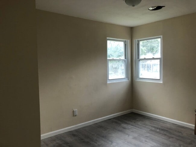 Building Photo - Recently Renovated 3 Bedroom Home! Very Spacious Living Area!! Master Bedroom with 1/2 Bath! Lots...