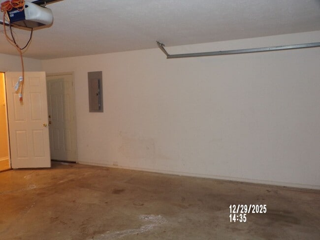 Building Photo - Fantastic eastside home