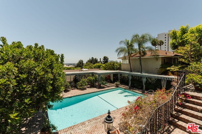 Building Photo - 1219 Sunset Plaza Dr