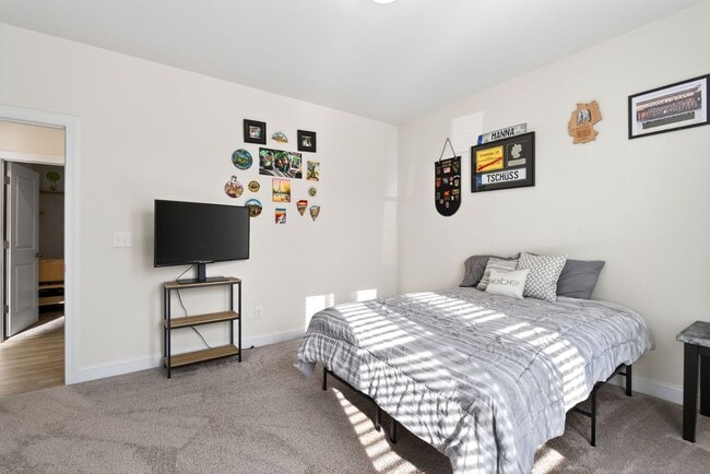 Building Photo - Like New 4BR Ranch with Modern Finishes & Prime Location in Elgin