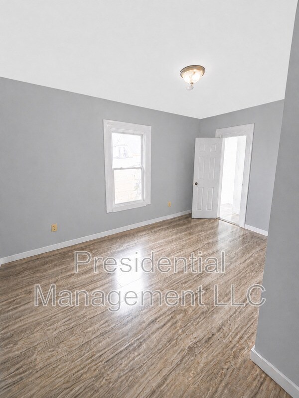 Building Photo - 54 Bronson St