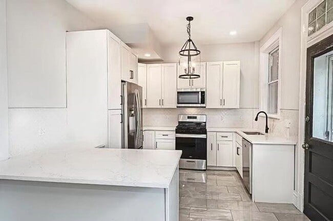 Building Photo - 5 bedroom home in the Upper Hill District