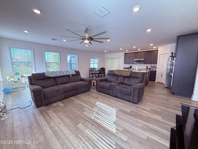 Building Photo - 2563 Lantana Ln