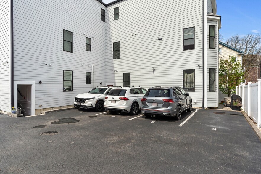 Building Photo - 178 Thornton St