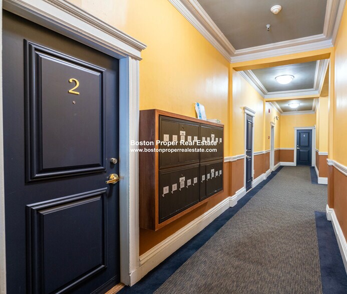 Building Photo - 100 Queensberry St