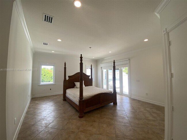 Building Photo - 2422 S Miami Ave
