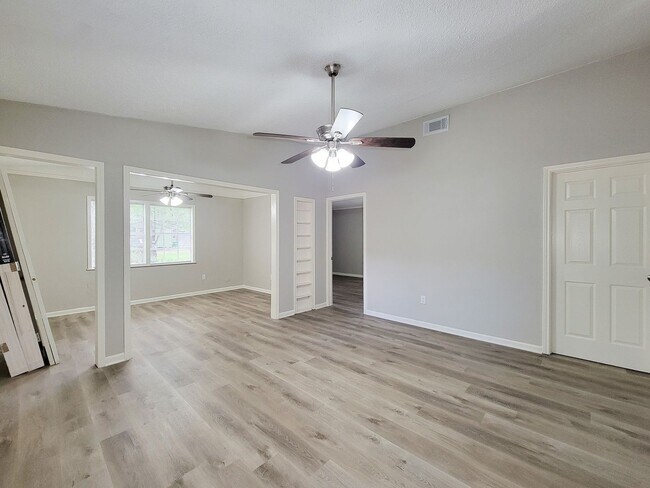 Building Photo - REMODELED AND UPDATED 4 BEDROOM 2 BATH LEA...