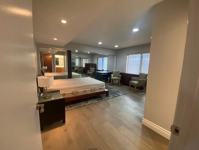 Building Photo - PRIME HOLLYWOOD CONDO!!! 2 Bed/2 Bath LUXURY LIVING!