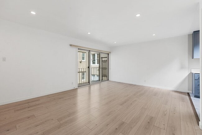 Building Photo - Modern 1BR/1BA Penthouse in Pacific Height...