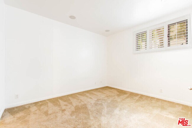 Building Photo - 15500 W Sunset Blvd