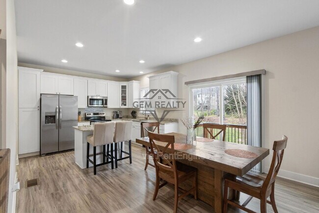 Building Photo - 102 Monroe St