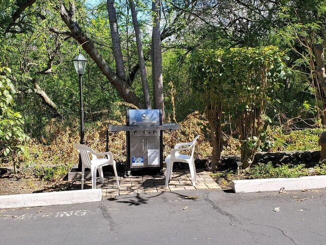 Building Photo - "Experience Island Living: Spacious 2-Bed, 2-Bath Retreat on Alii Drive!"