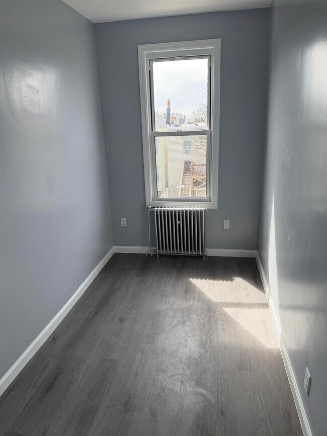 Building Photo - 419 4th St