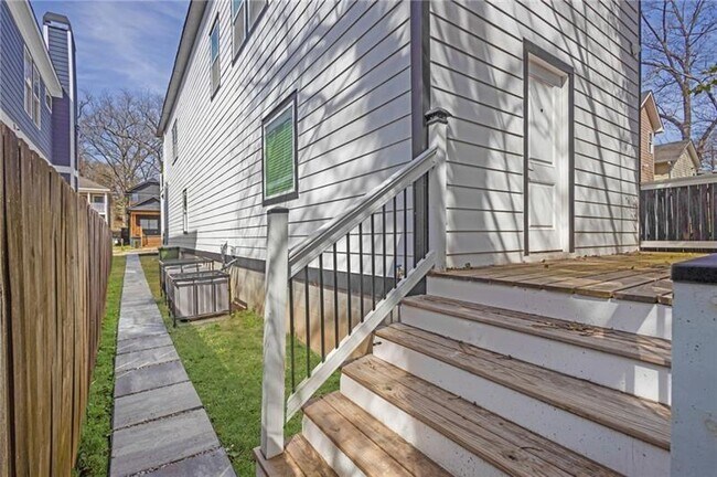Building Photo - 962 Welch St SW