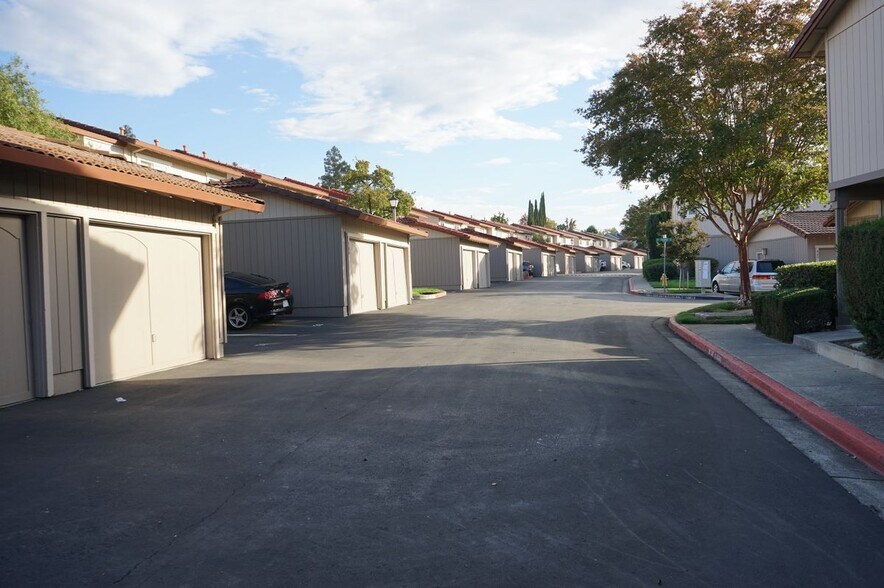 Building Photo - 547 Tawny Dr