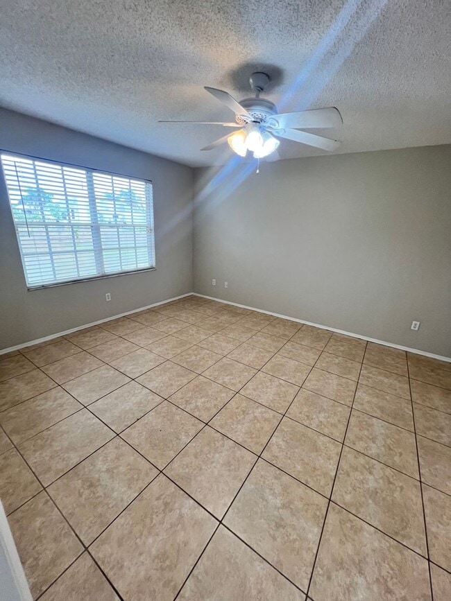 Building Photo - COZY 3 BEDROOM, 2 BATH HOME WITH TILE & LAMINATE THROUGHOUT, PRIVATE SCREENED PATIO
