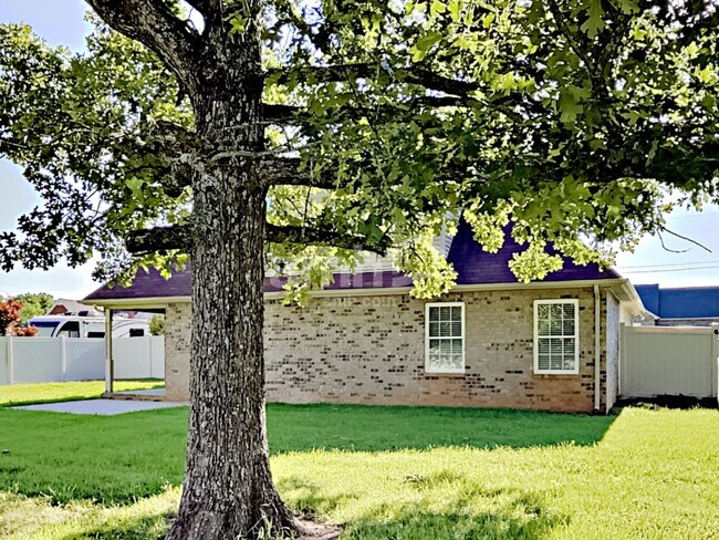 Building Photo - 817 Laramie Ct