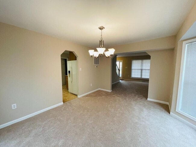 Building Photo - STAFFORD HOME - LARGE 5 BEDROOMS!