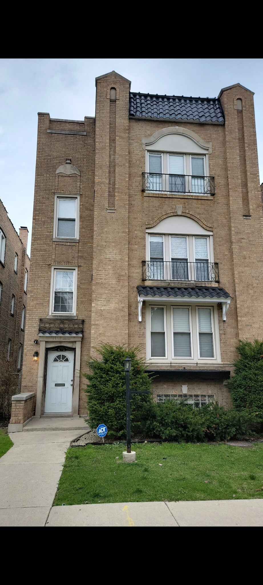 Building Photo - 8927 S Blackstone Ave