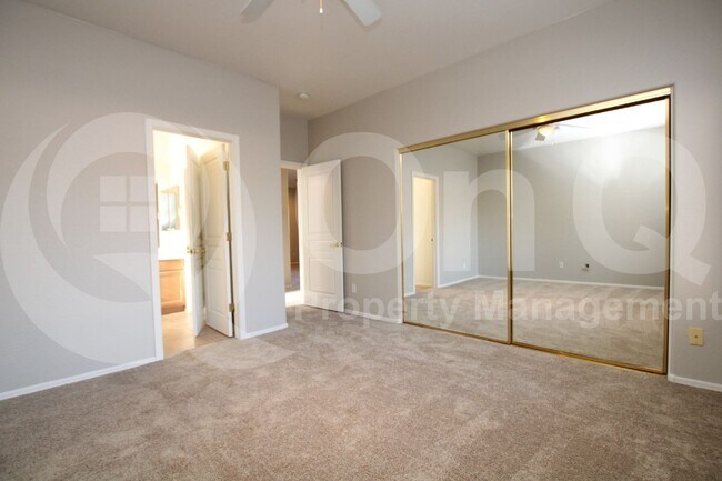 Building Photo - 2039 W Olive Way