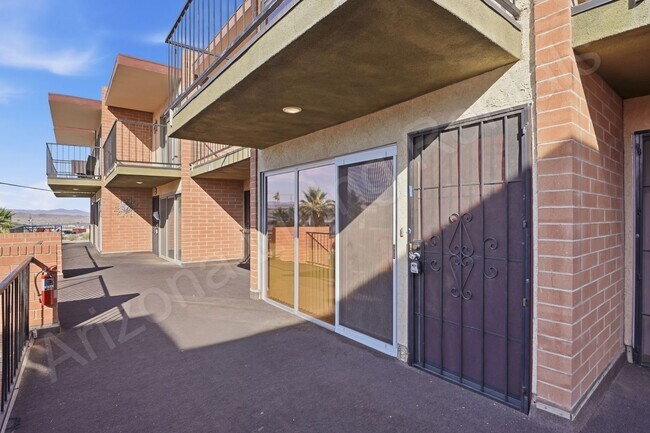 Building Photo - DOWNTOWN LAKEVIEW CONDO